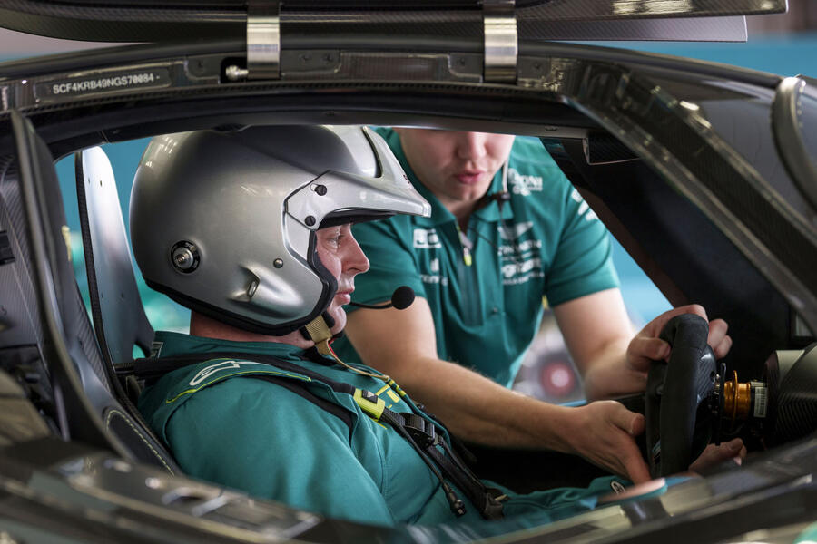 استون مارتین والکیری 2023 نمای داخلی