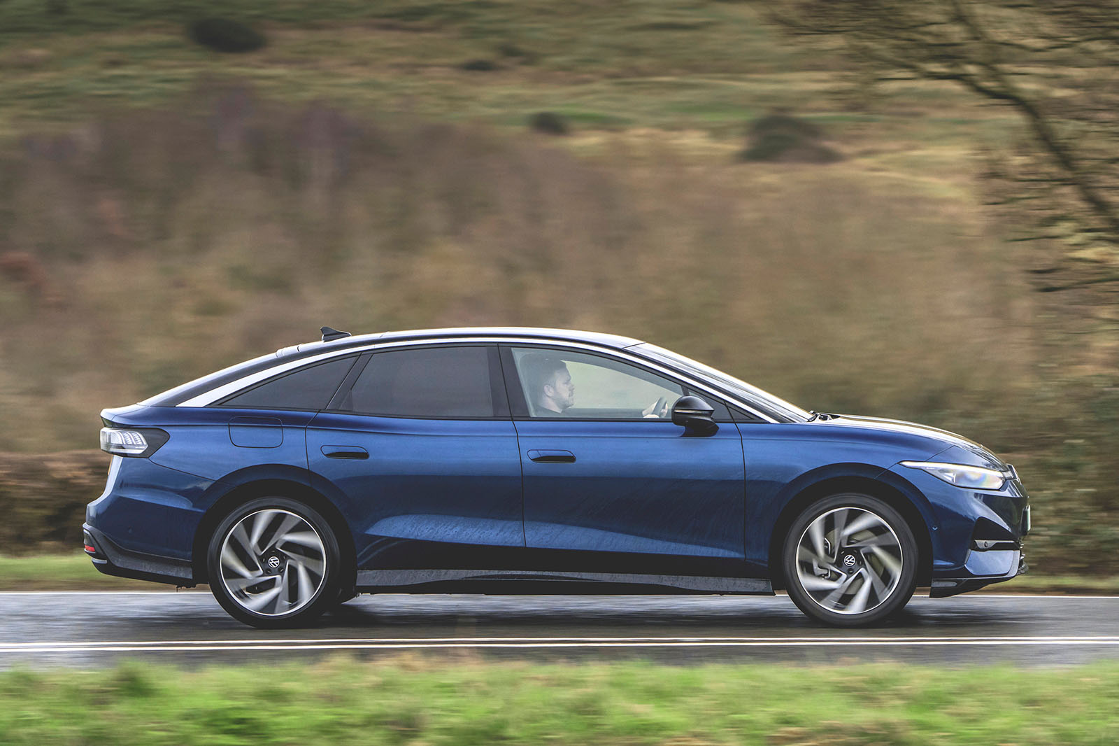 نمای جانبی فولکس واگن ID.7 در حال حرکت