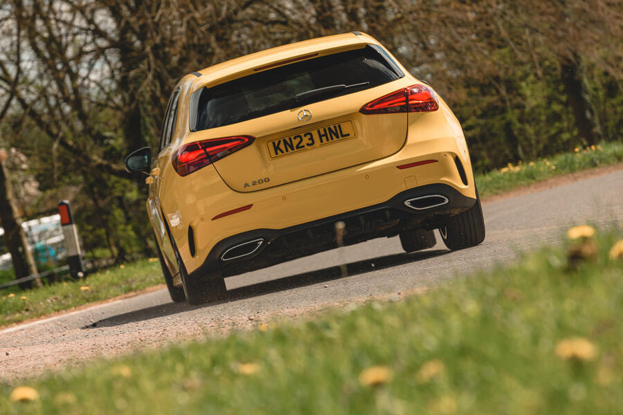 نمای عقب مرسدس بنز کلاس A در پیچ