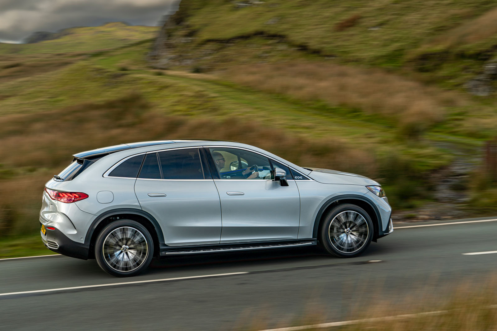 نمای جانبی مرسدس بنز EQE SUV در حال حرکت