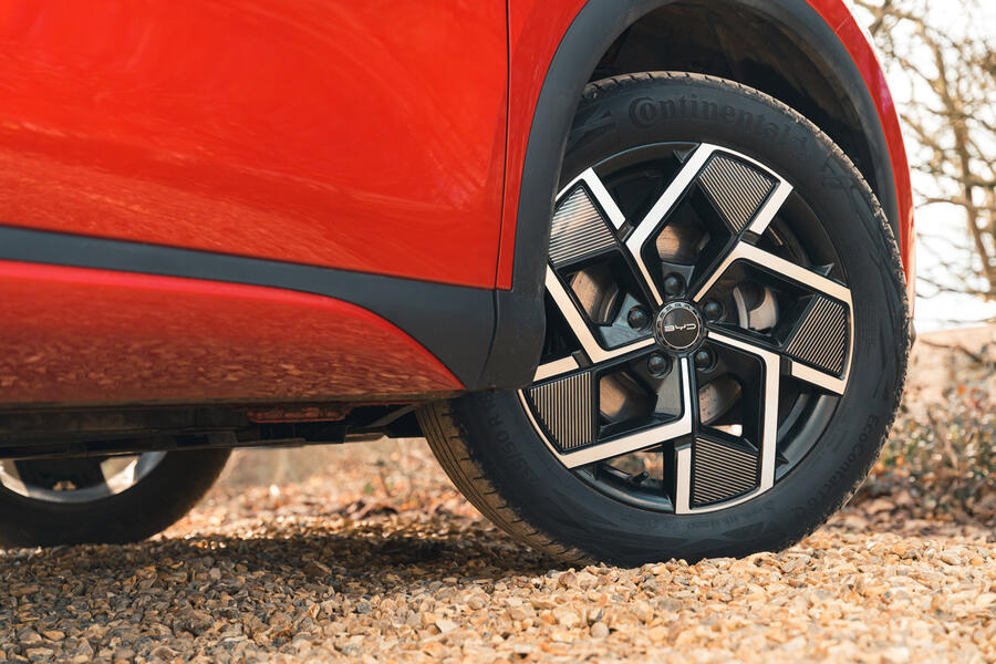 چرخ 18 اینچی بی وای دی اتو 3 با لاستیک کانتیننتال