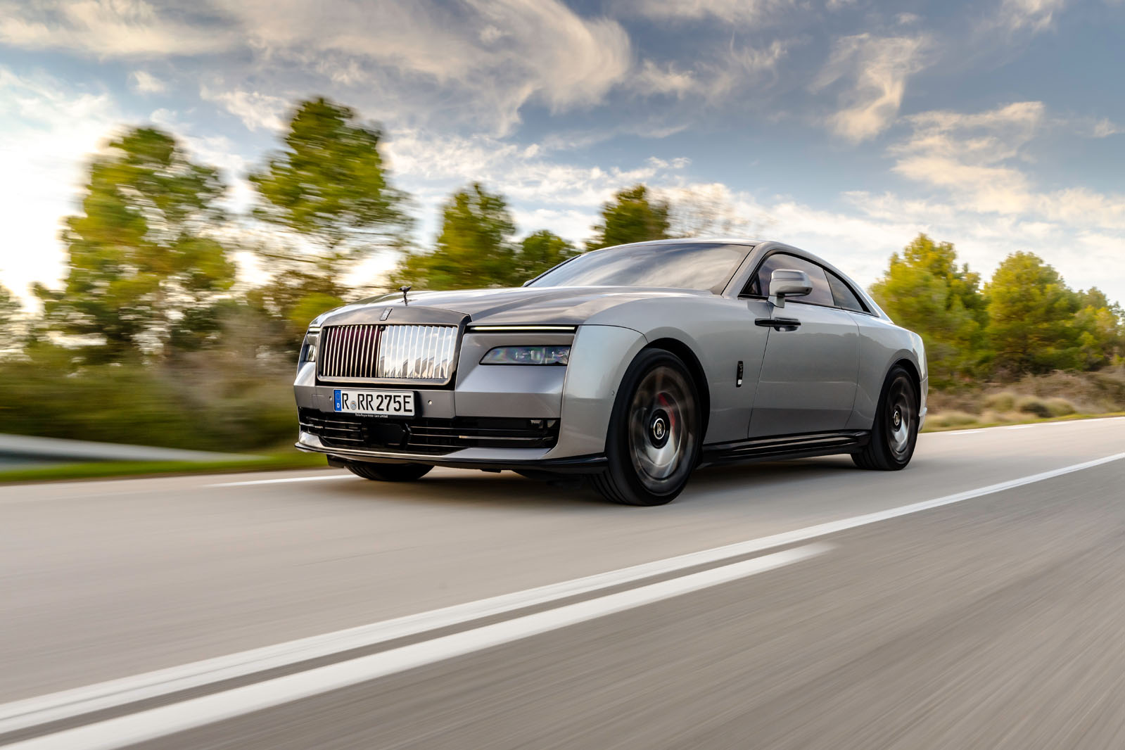 بررسی رولزرویس اسپکتر بلک بج 2025 نمای روبرو در پیست