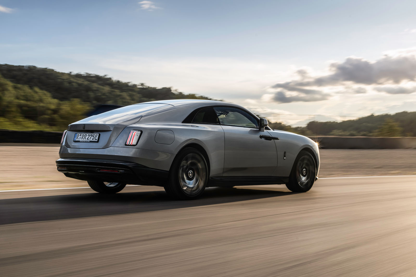 بررسی رولزرویس اسپکتر بلک بج 2025 نمای عقب در حال حرکت