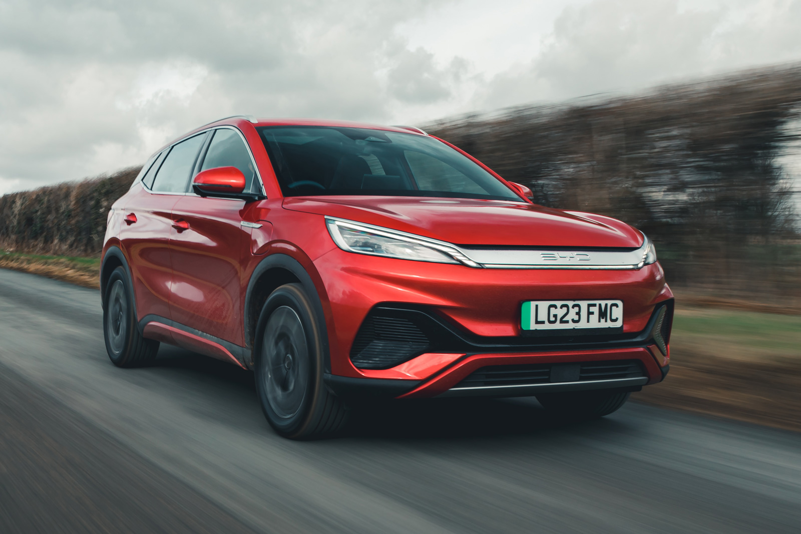 بی وای دی اتو 3 مدل 2023 نمای جلو در حال رانندگی