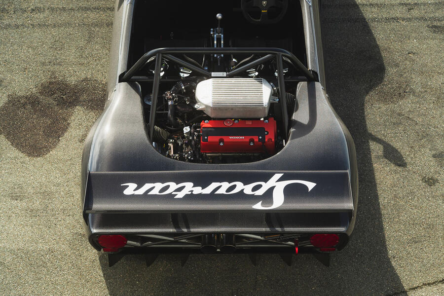 نمای جلویی خودرو اسپارتان در پیست