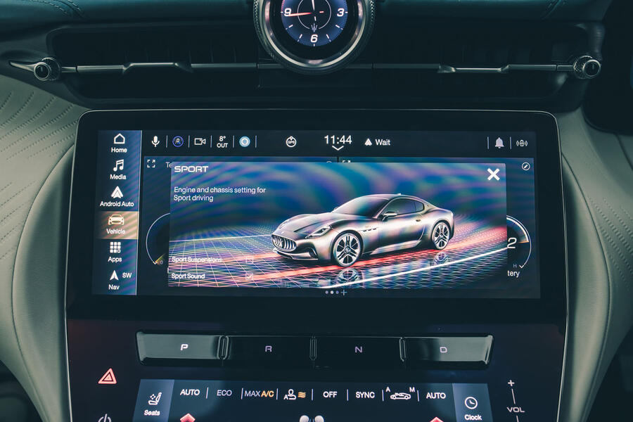 نمايشگر سيستم اطلاعات و سرگرمي