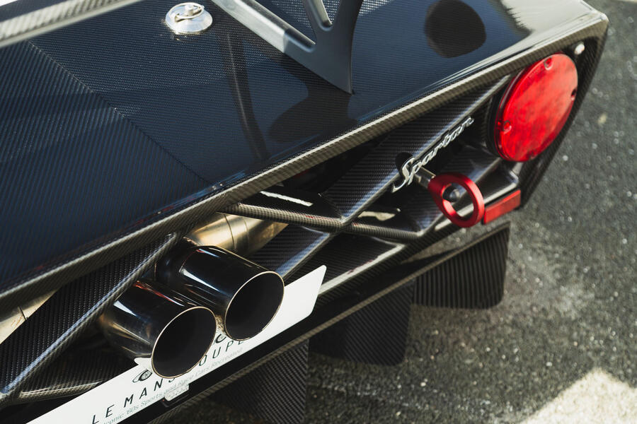 تصویر اکشن اسپارتان در حال عبور از پیچ