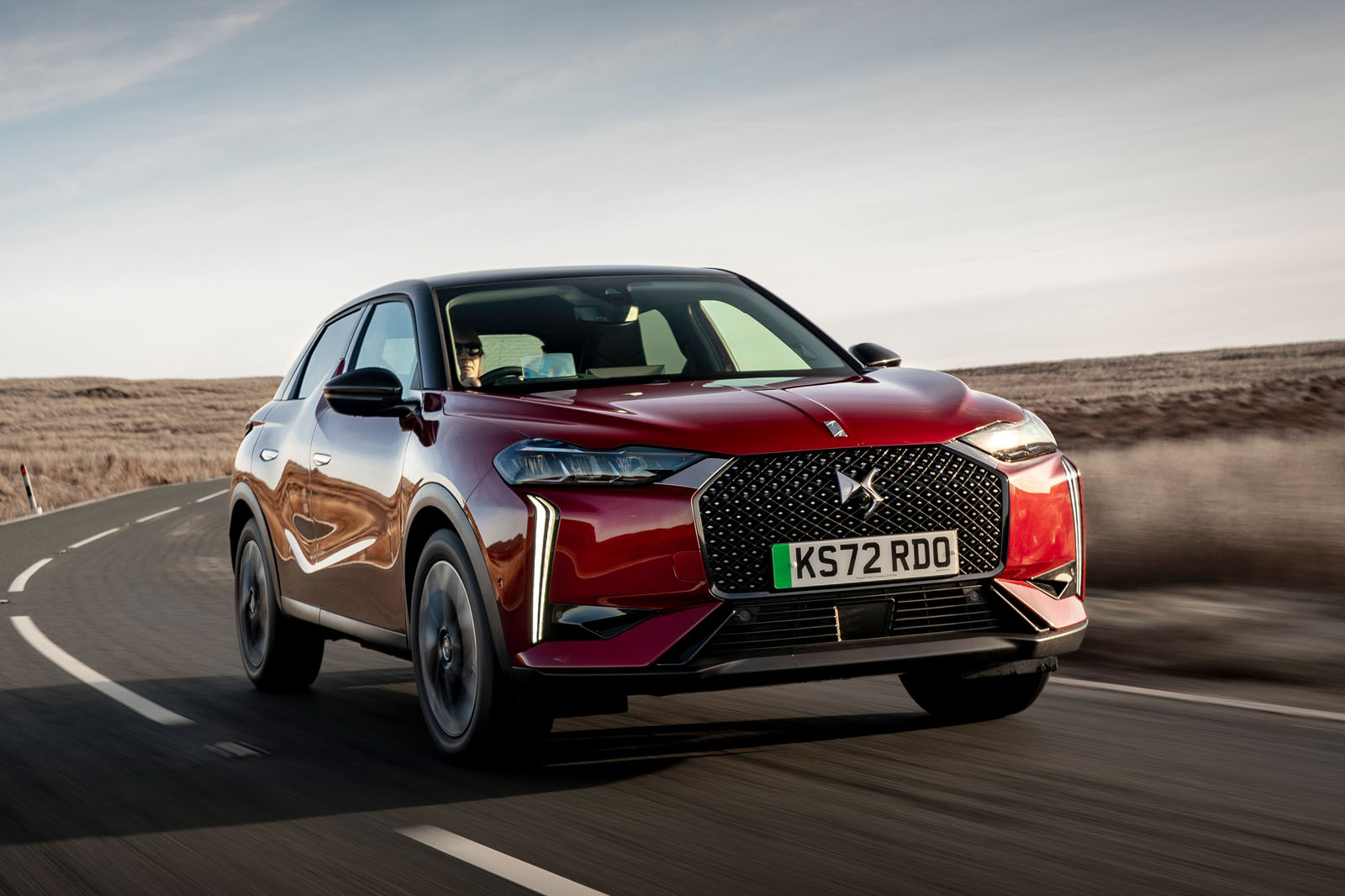 نمای جلوی دی اس 3 مدل 2025 در حال حرکت