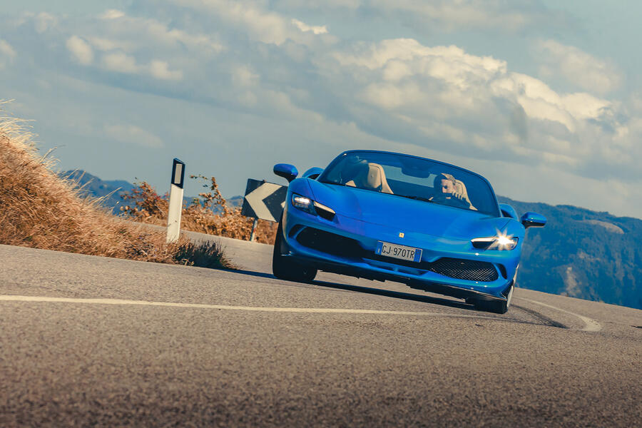 فراری 296 GTS در پیچ جلو