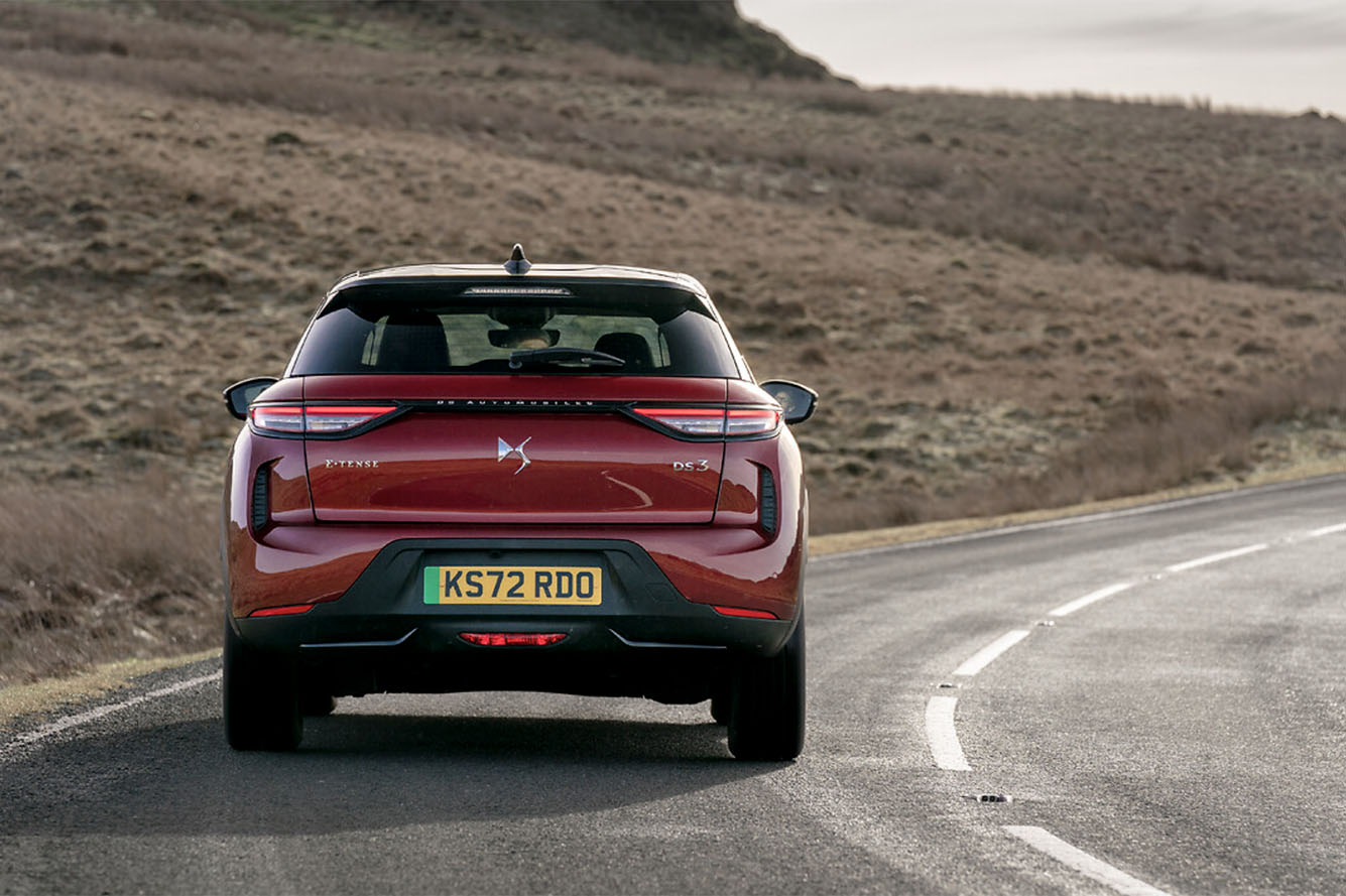 پایداری دی اس 3 ای تنس در پیچ ها از نمای عقب