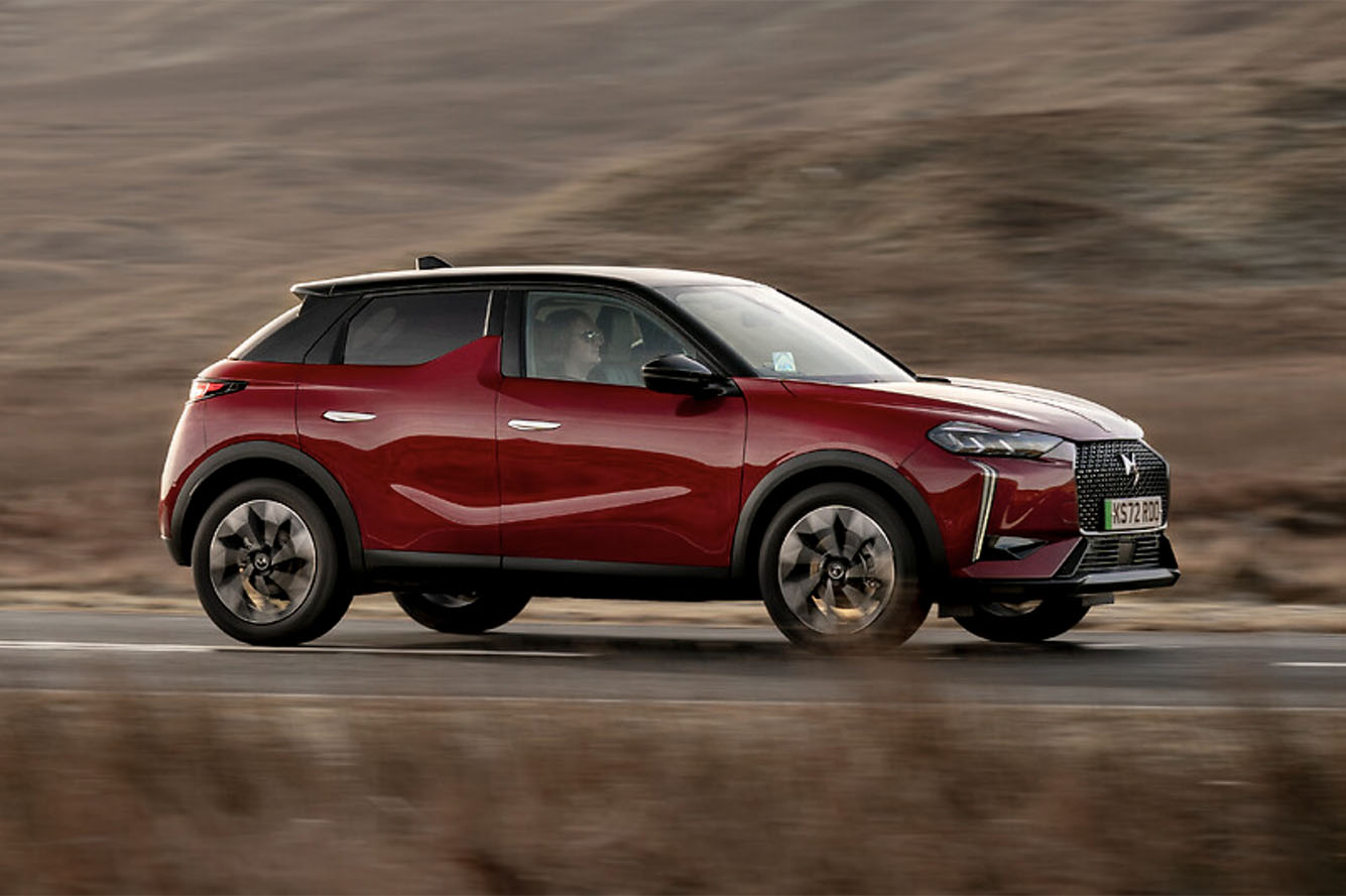 دی اس 3 ای تنس در حال حرکت در جاده برون شهری