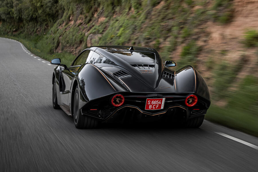 نمای عقب هیسپانو سویزا کارمن بولون در حال حرکت