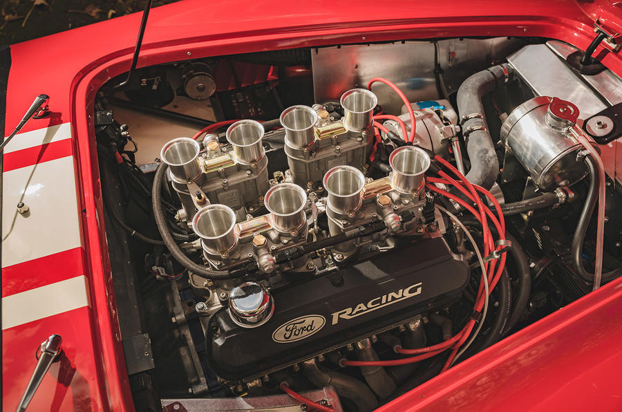 نمای موتور هشت سیلندر LMC MKII FIA