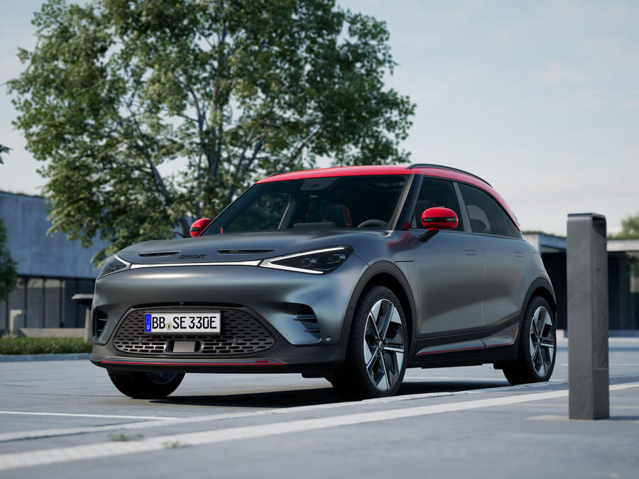 نمای سه‌ربع جلو اسمارت #1 برابوس با رنگ خاکستری مات و سقف قرمز