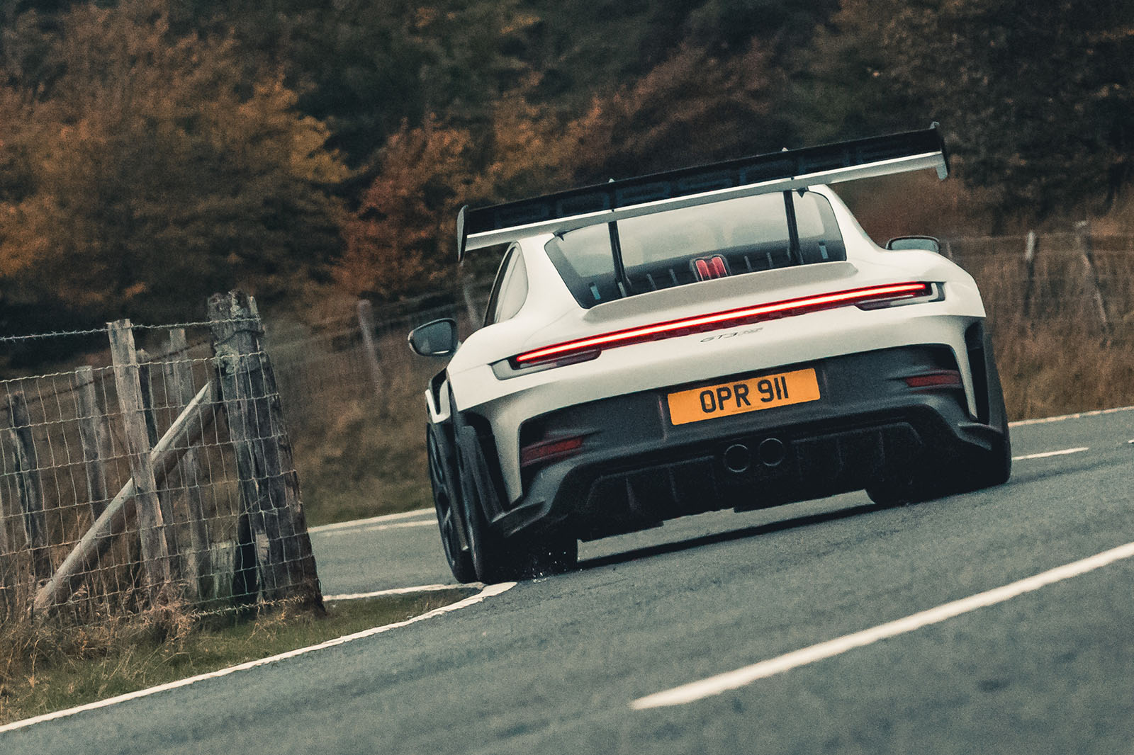 پورشه 911 در حال عبور از پیچ با زاویه تند