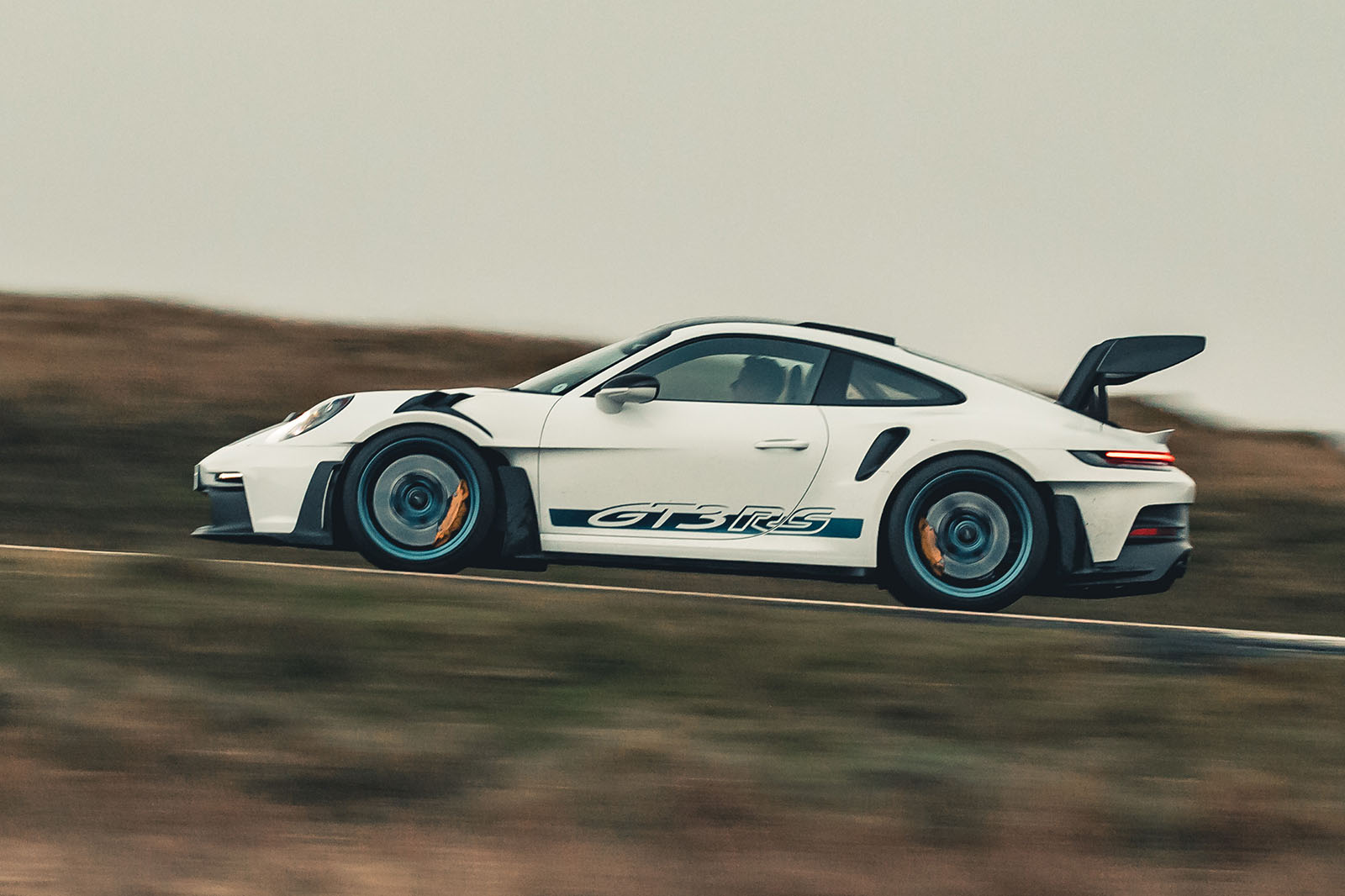 نمای جانبی پورشه 911 GT3 RS مدل 2023 در حال حرکت
