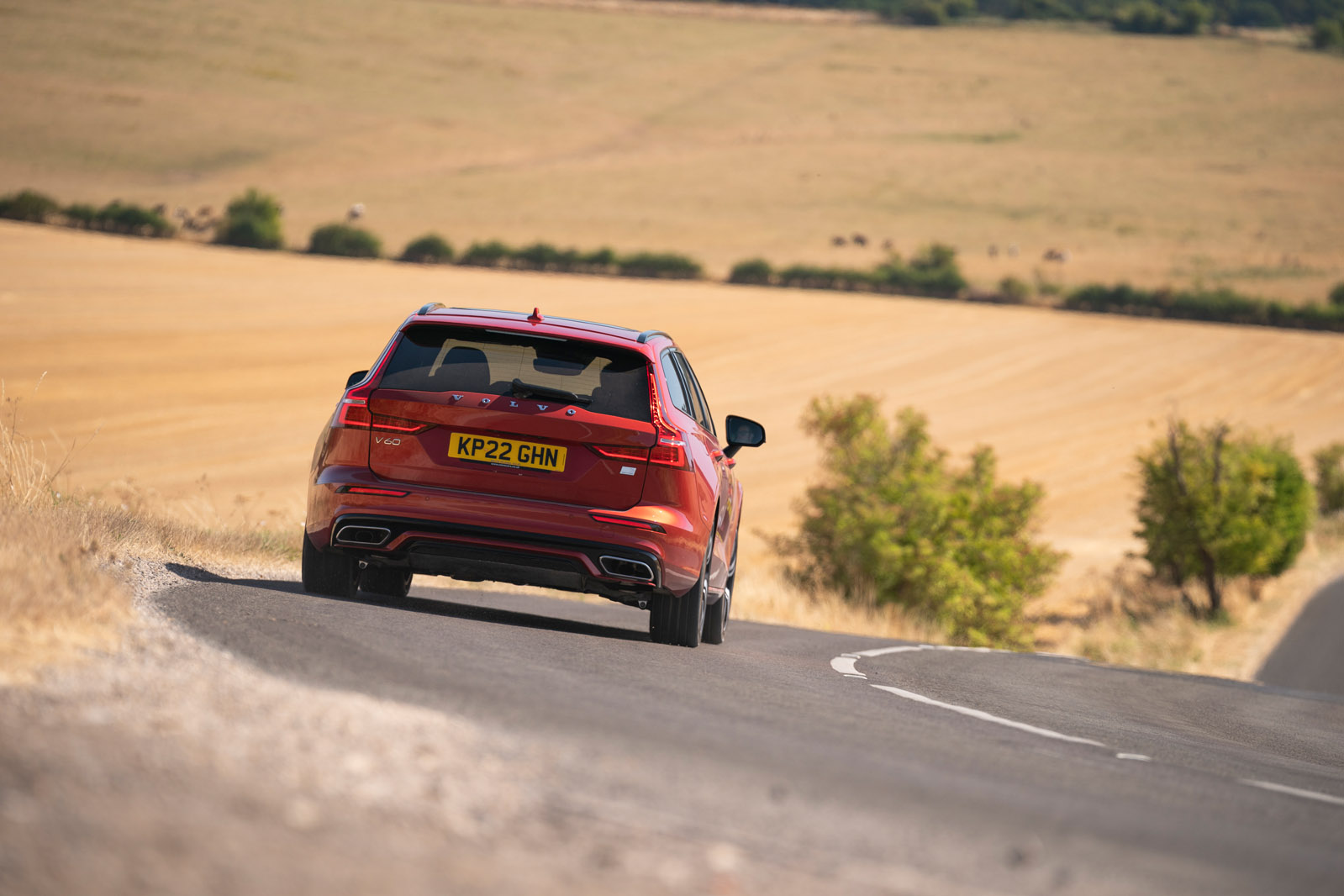 نمای گوشه عقب ولوو V60 پلاگین هیبرید مدل 2026