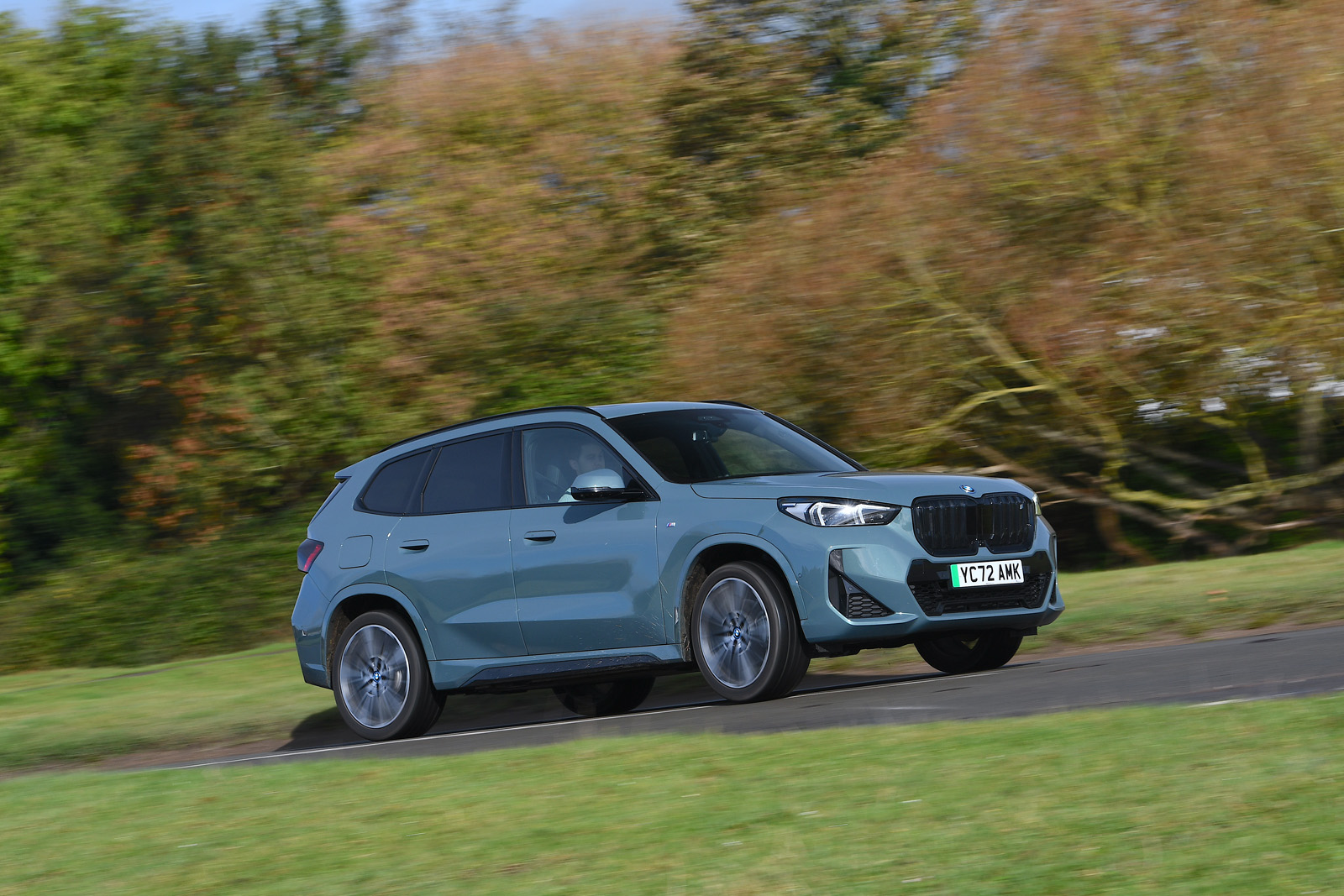 رانندگي در جاده بي ام و iX1