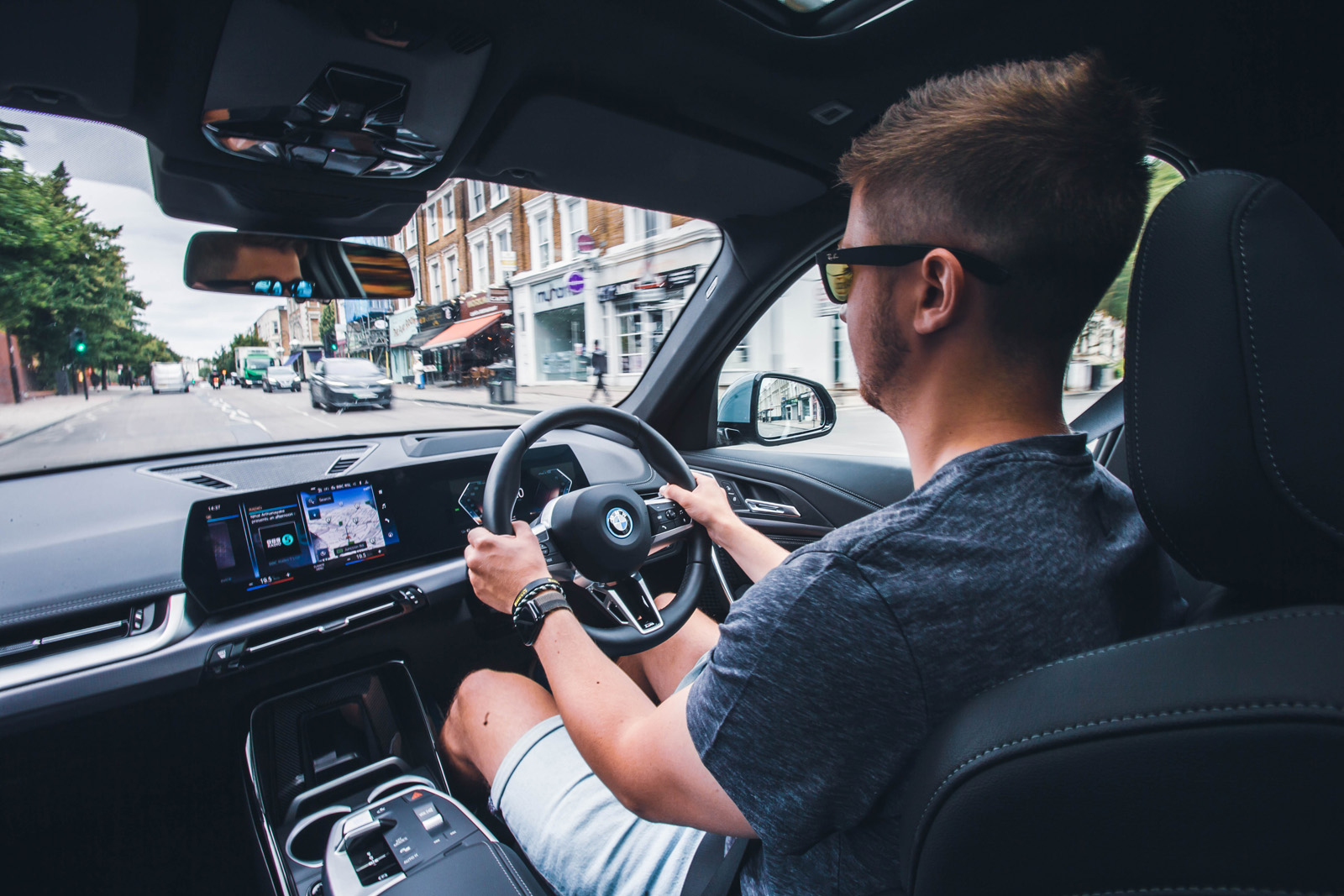 نماي روي شانه راننده بي ام و iX1