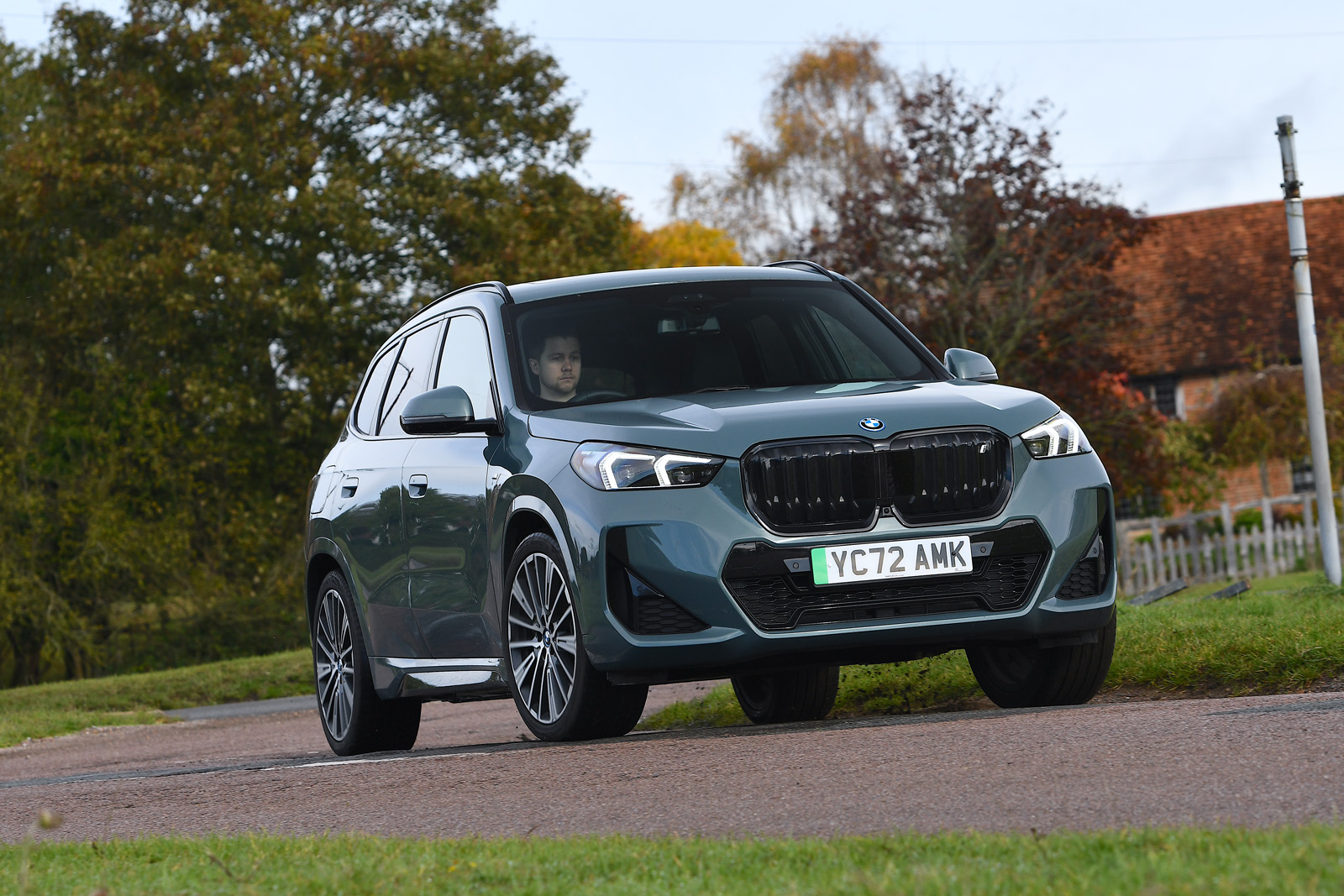 نماي نزديک جلوي بي ام و iX1