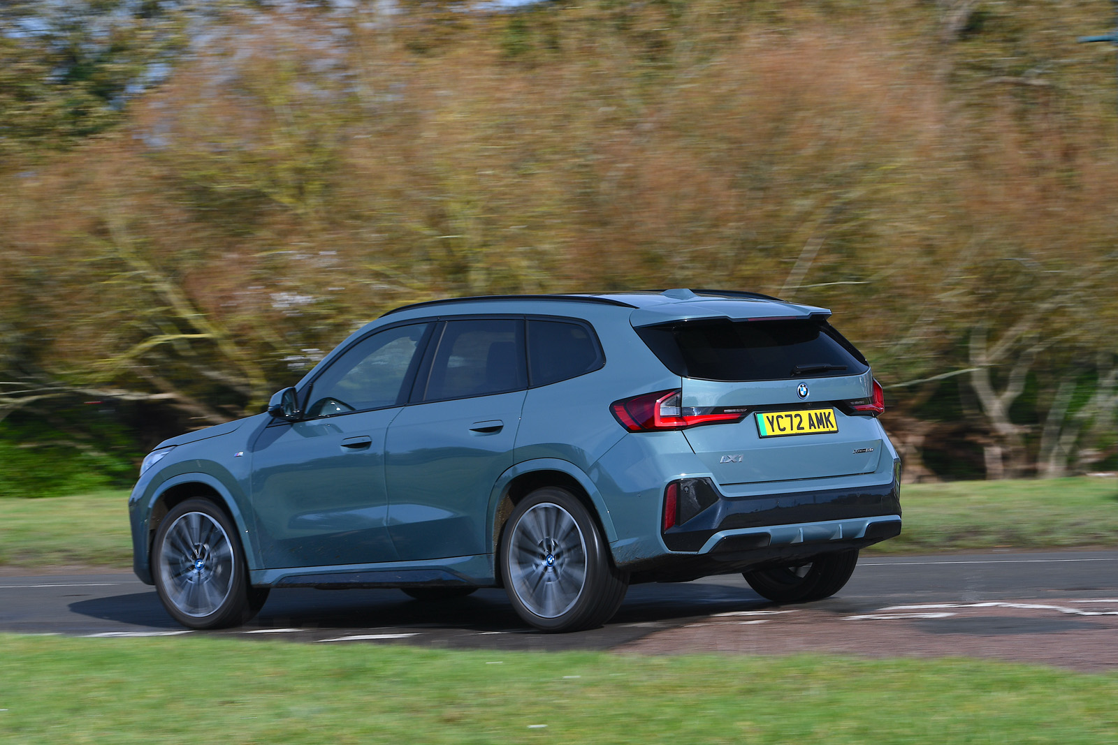 نماي دور عقب بي ام و iX1