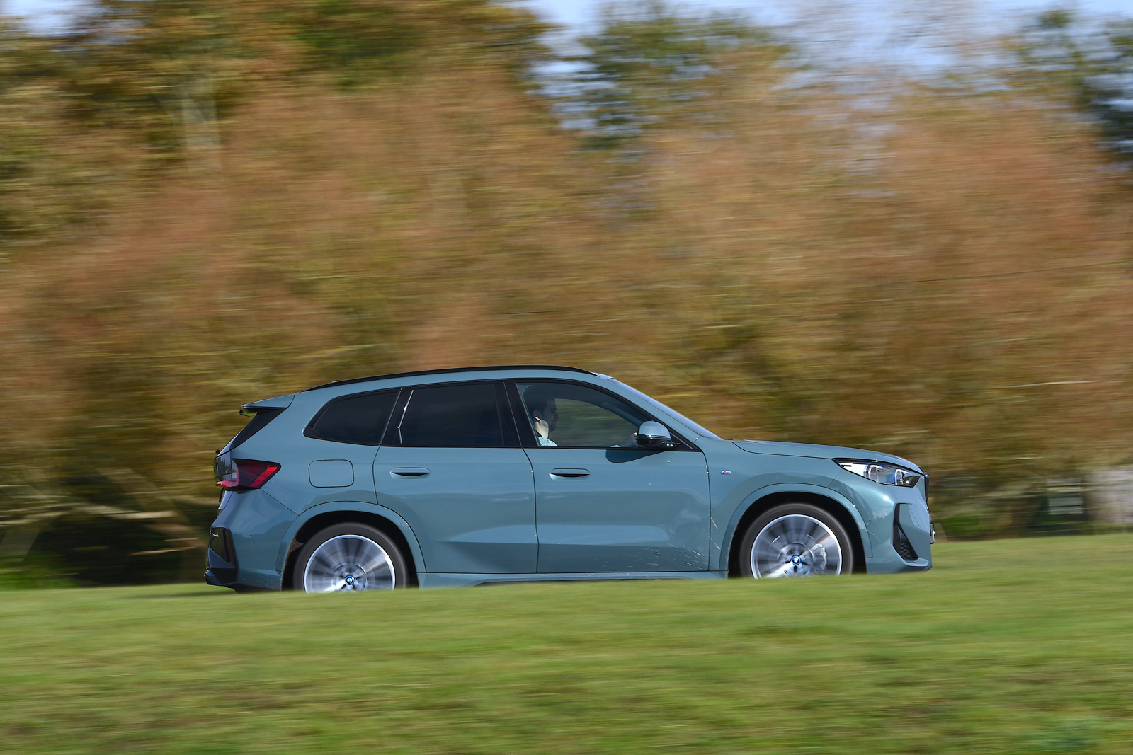 نماي جانبي بي ام و iX1