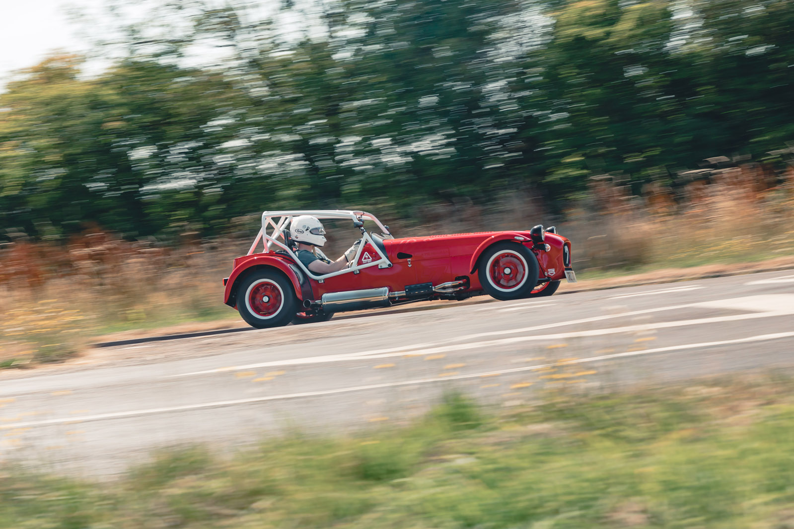 نمای کناری کاترهام سون 420 کاپ در حال حرکت