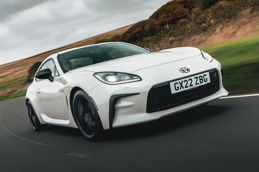 نمای جلو GR86 در حرکت