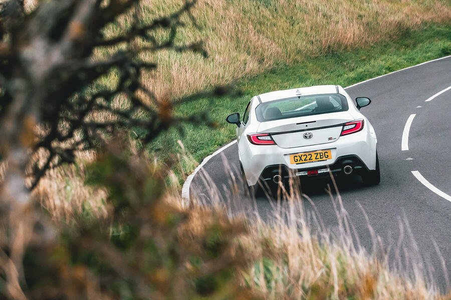 نمای عقب GR86 در پیچ