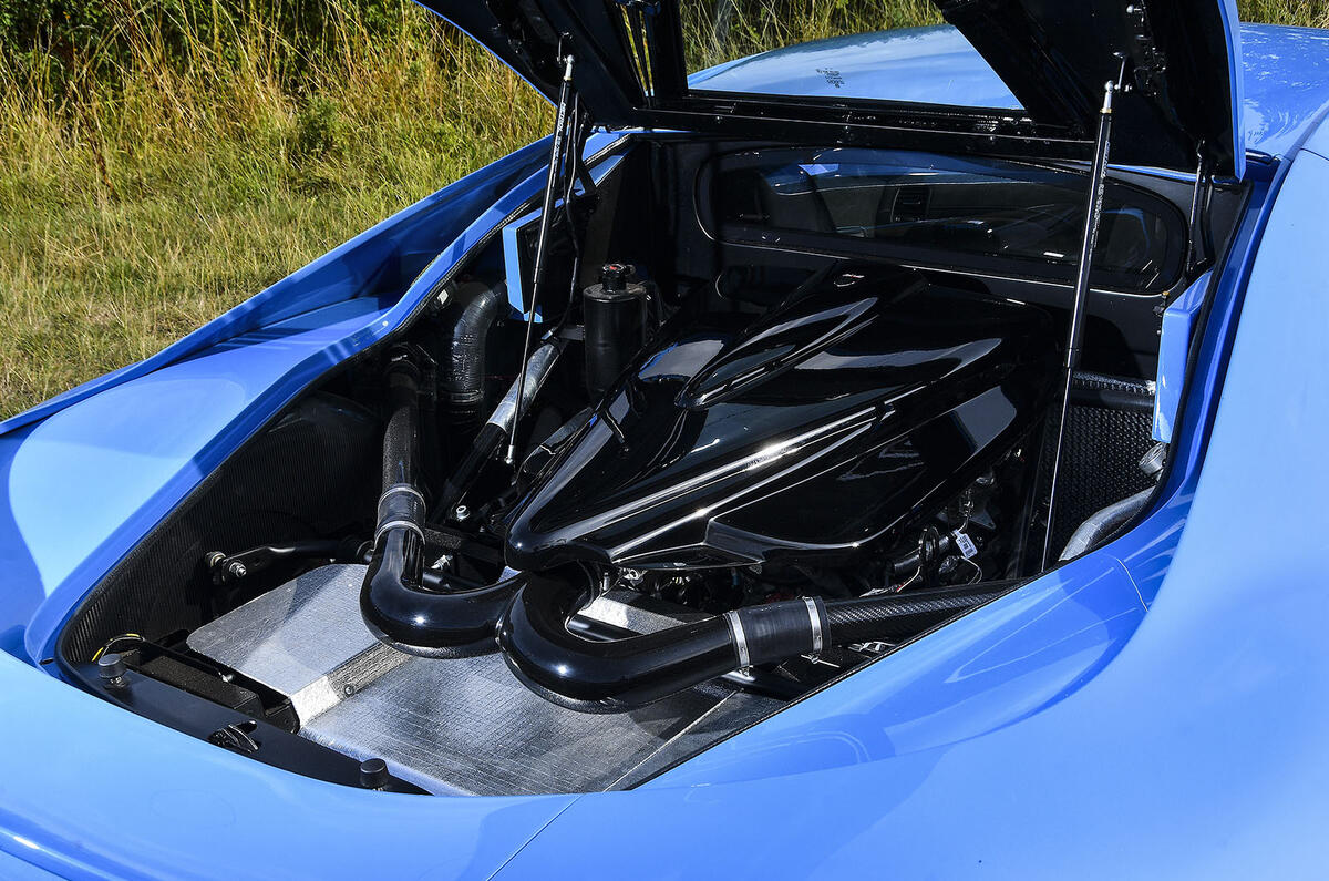 نمای موتور شش سیلندر توئین توربو