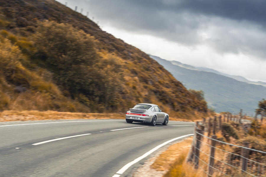 نمای عقب پورشه 993R در حال پیچیدن