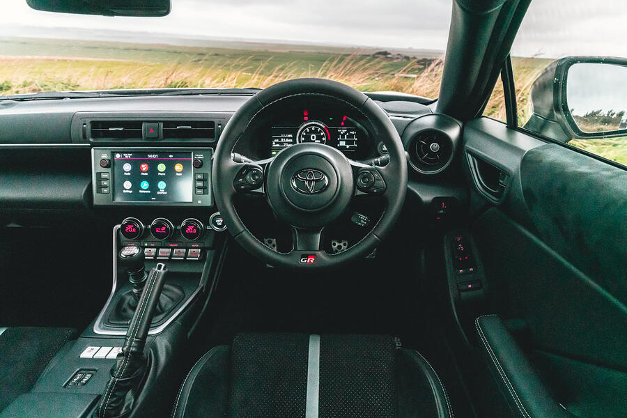 داشبورد و نمایشگرهای GR86