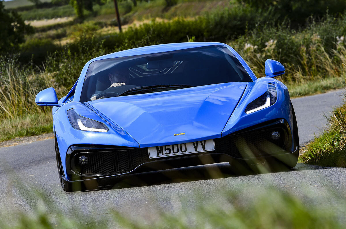 نمای جلو نوبل M500 هنگام حرکت در جاده