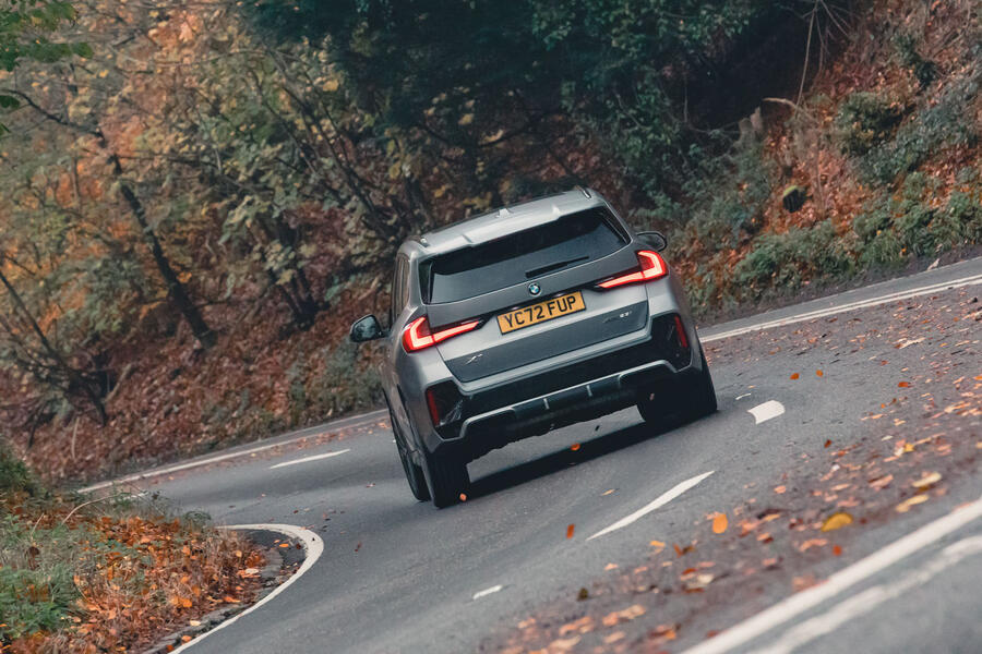 نمای عقب بی ام و X1 در جاده
