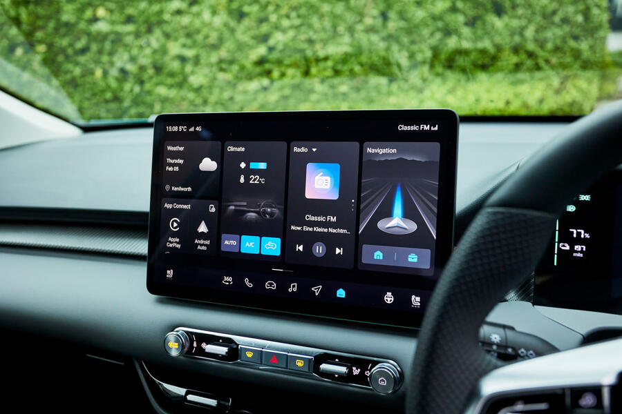 تصویر داخلی ام جی 4