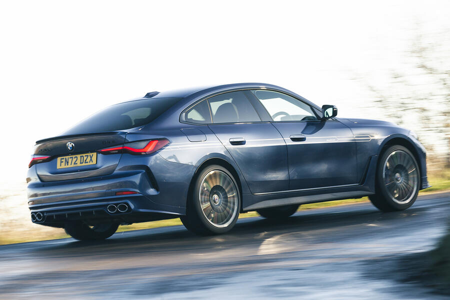 نمای عقب آلپینا D4 S گرن کوپه در حال پیچیدن