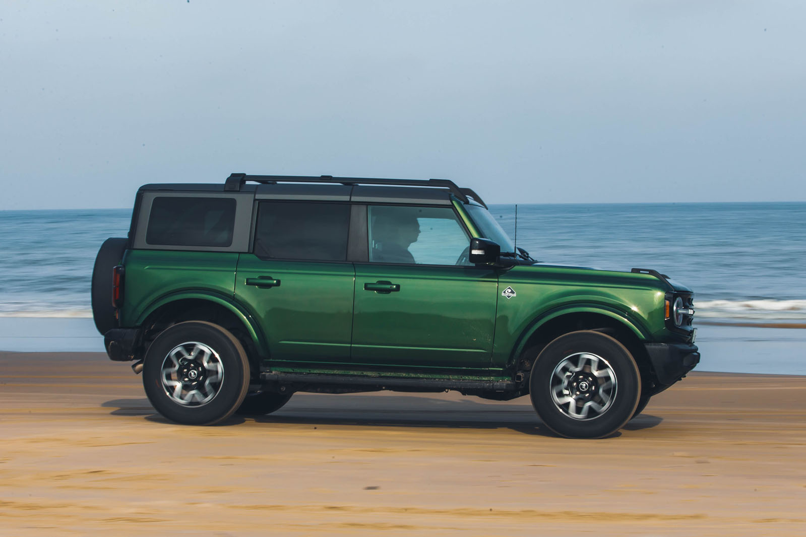 نمای پنینگ جانبی فورد برانکو در سرعت بالا