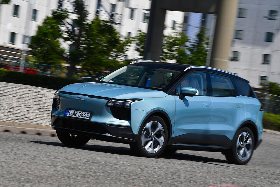 نمای جلو و گوشه Aiways U5 در حال پیچیدن