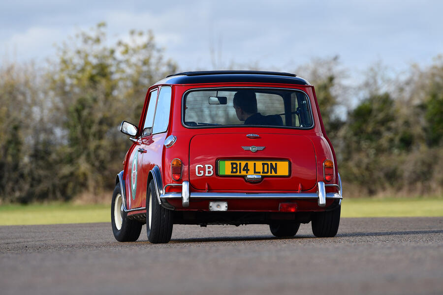 نمای عقب و گوشه مینی کوپر الکتریکی الکتروژنیک