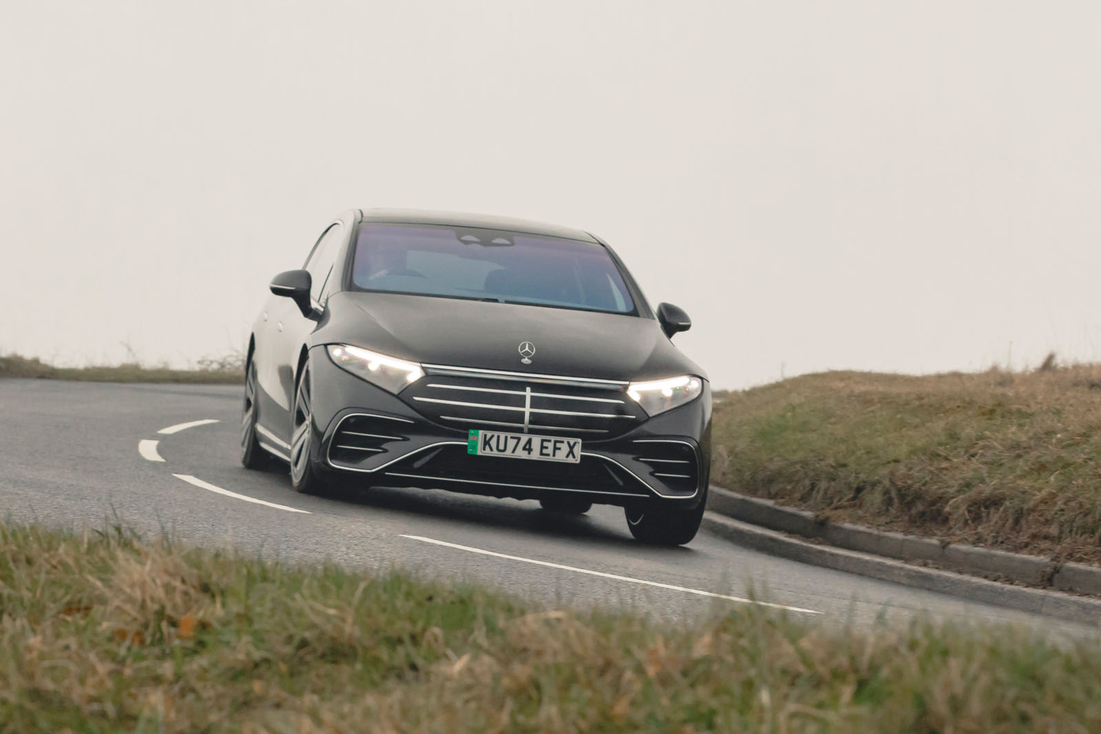 نمای جلو و گوشه مرسدس بنز EQS 450