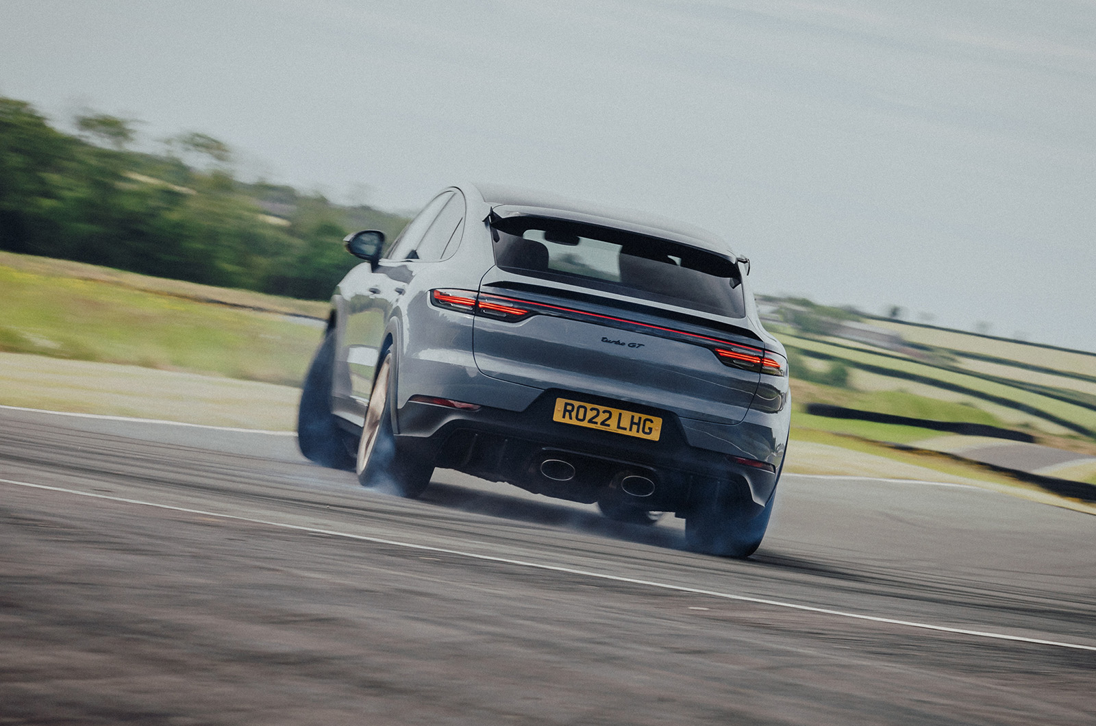 پورشه کاین توربو جی تی در حال دریفت کنترلشده عقب