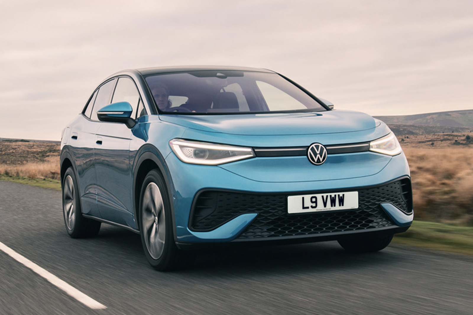 نمای جلو دینامیک فولکسواگن ID.5 در جاده