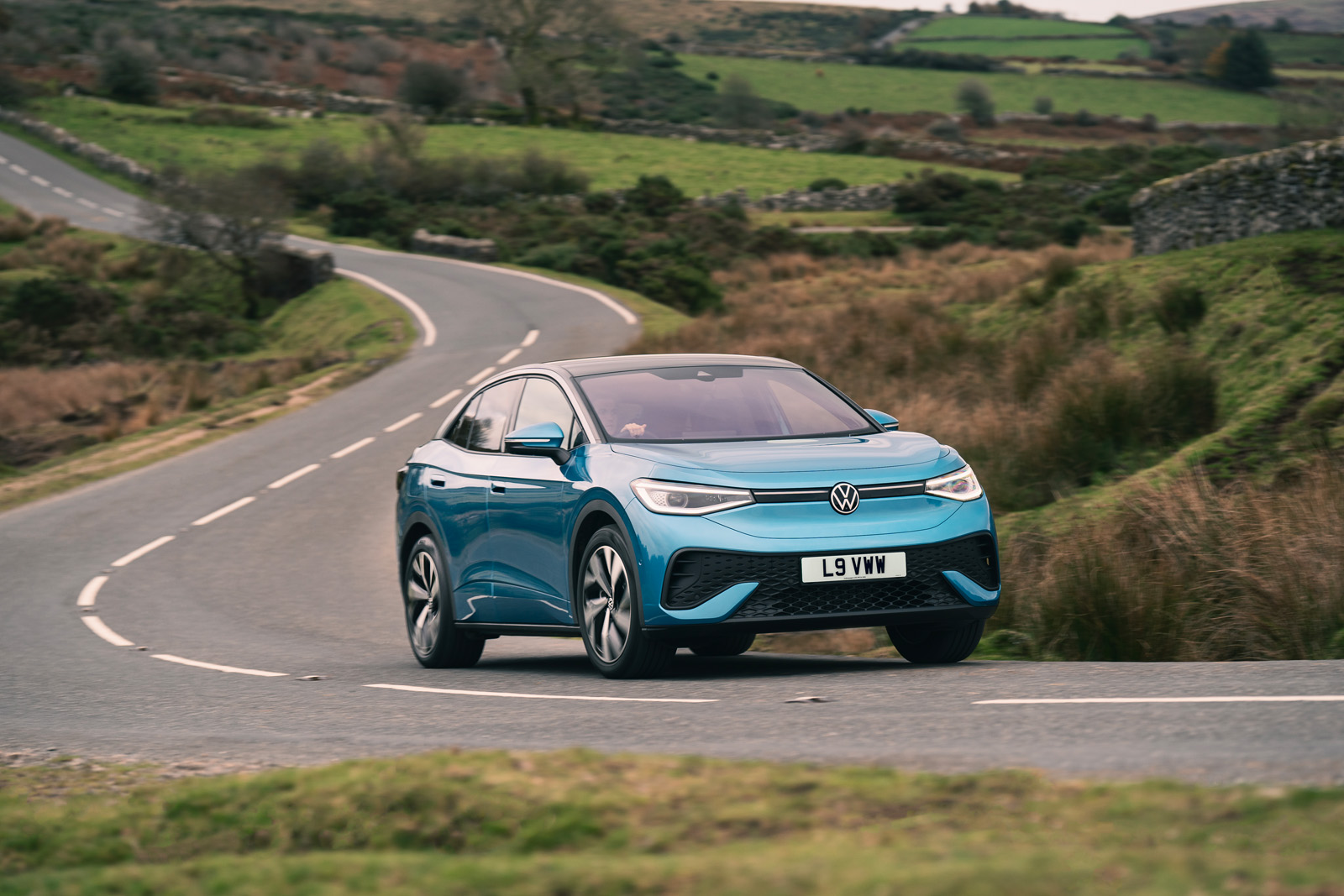 فولکسواگن ID.5 در حال پیچیدن از جلو