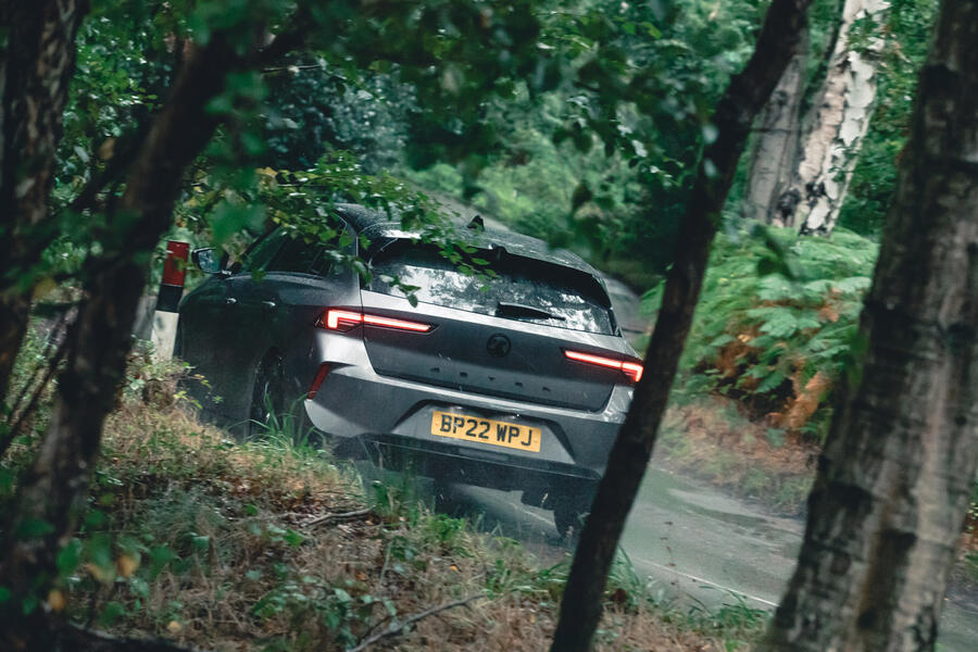 تصویر گوشه عقب وکس هال اپل آسترا مدل 2022