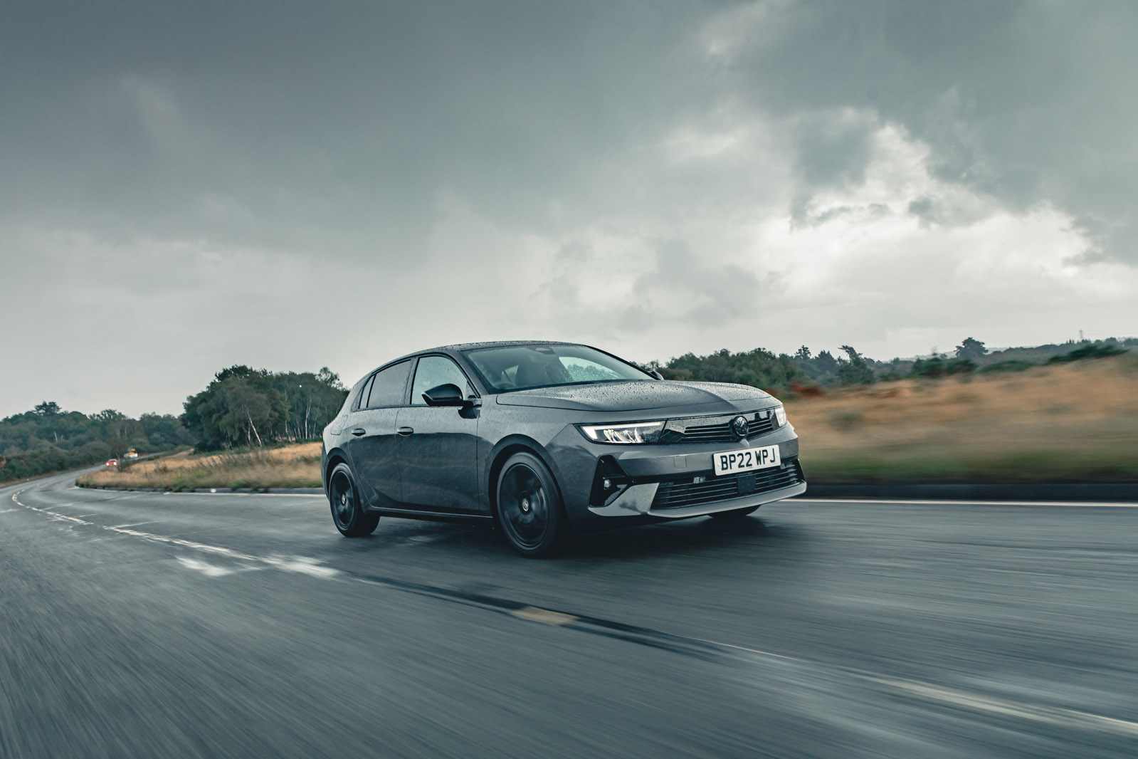 تصویر تست عملکرد روی پیست وکس هال اپل آسترا مدل 2022