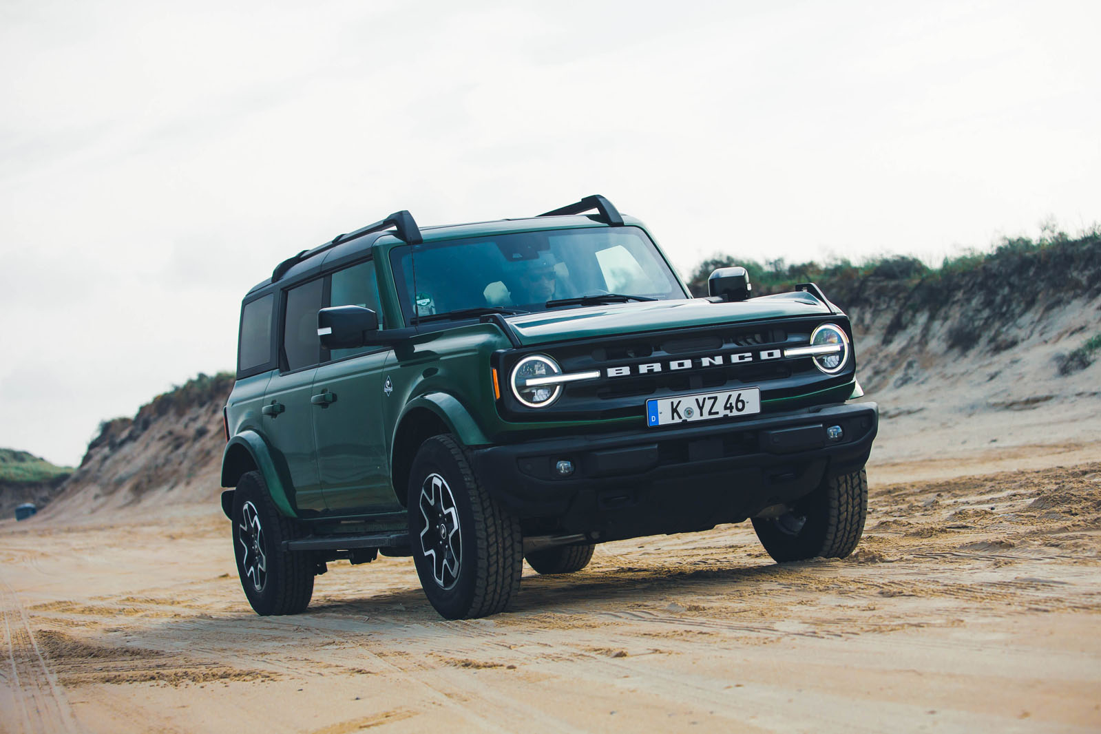نمای جلو نزدیک‌شونده فورد برانکو در جاده
