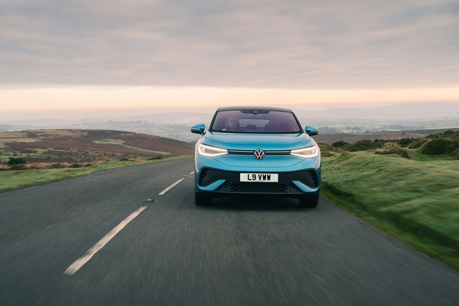 فولکسواگن ID.5 در جاده از جلو