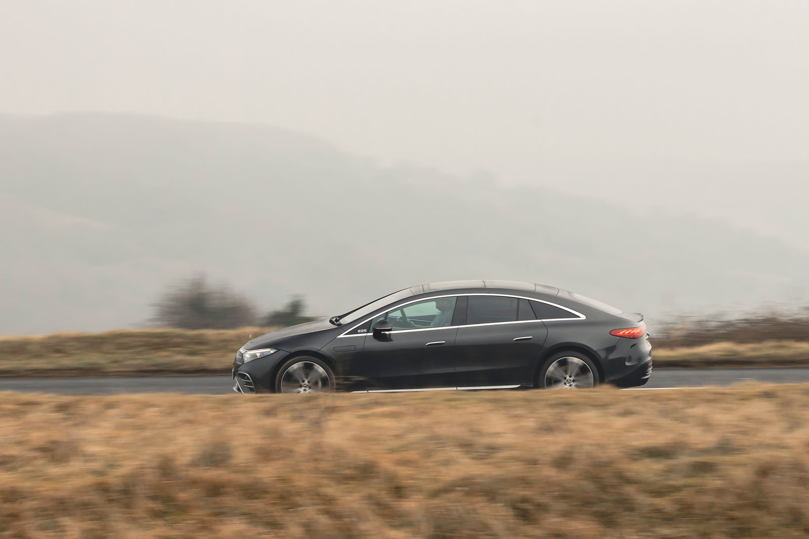 نمای پانوراما مرسدس بنز EQS در حرکت