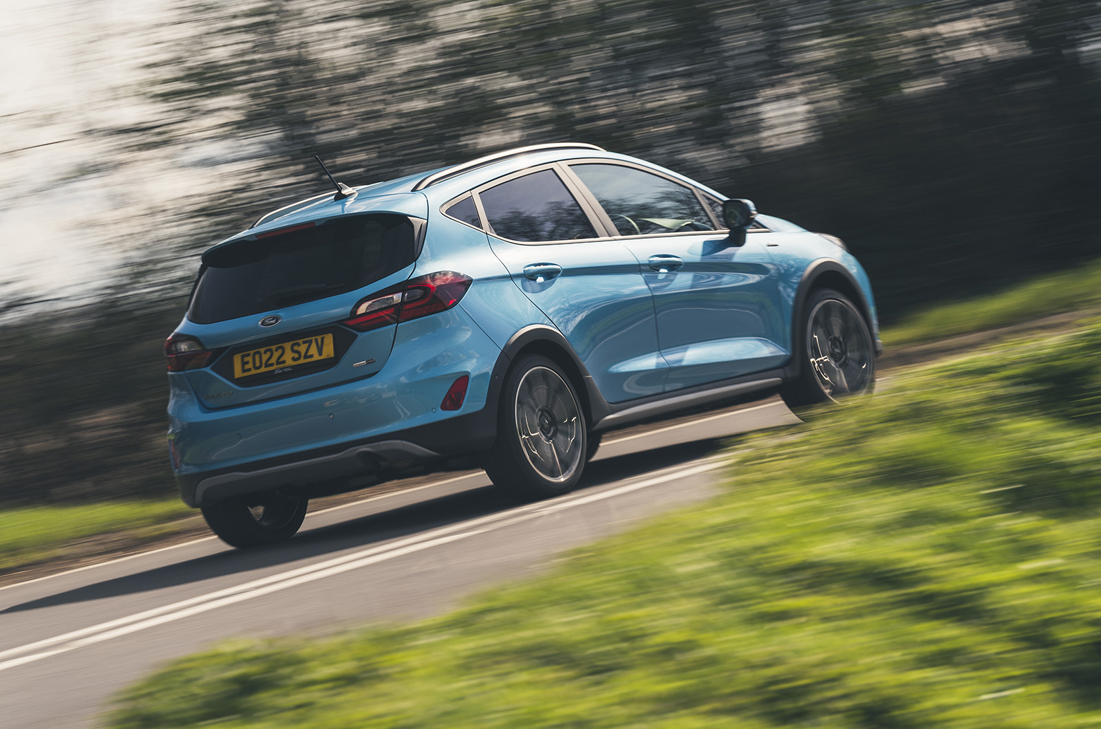 نمای عقب فورد فیستا اکتیو در پیچ زاویه دوم