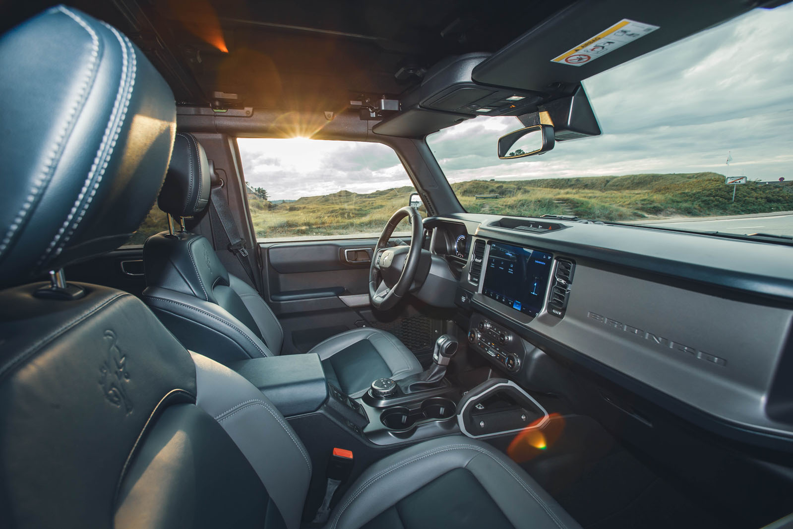 نمای کلی کابین و داشبورد فورد برانکو